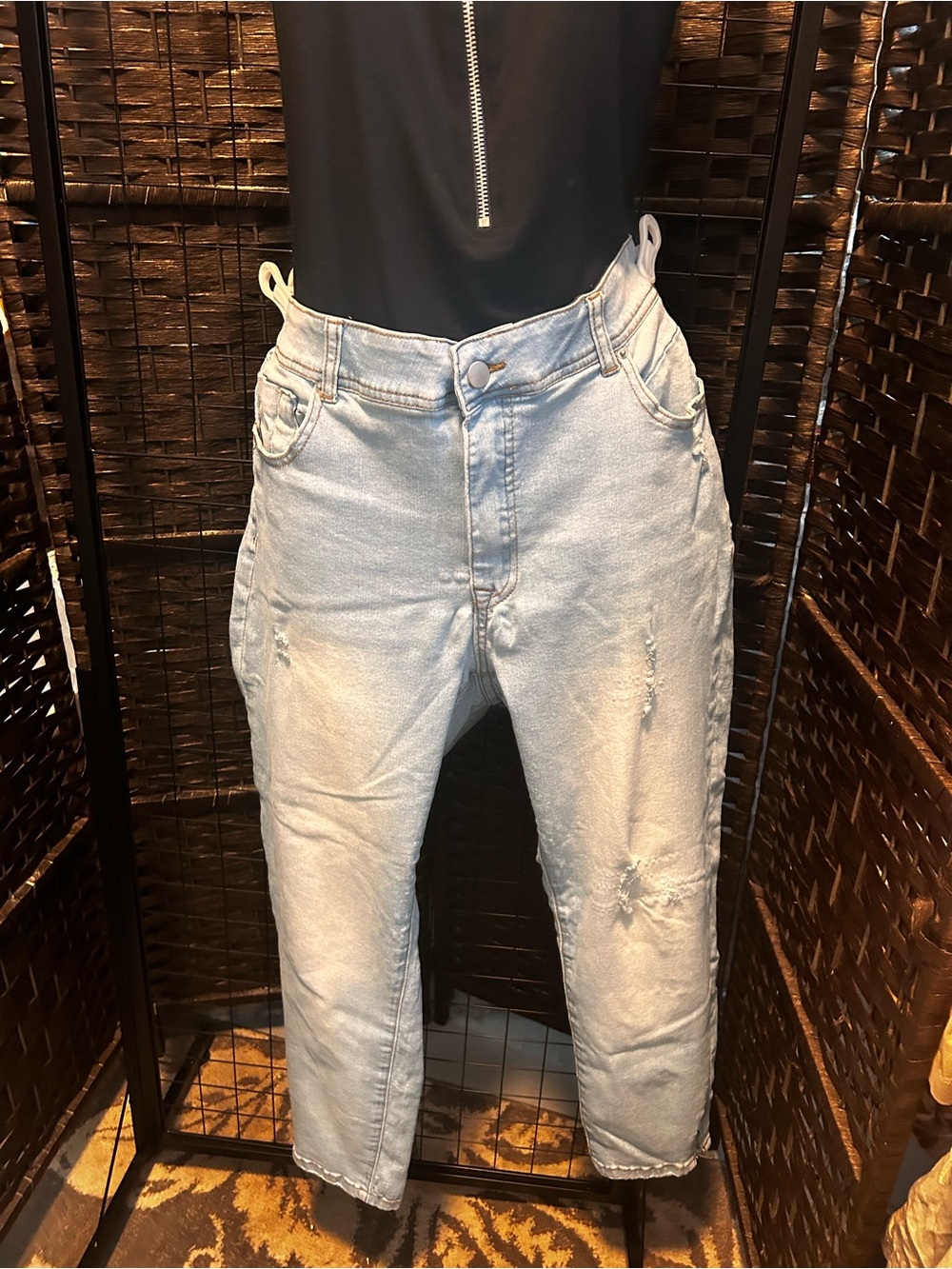 Aveology women cropped Light Wash Distressed Jeans size 16